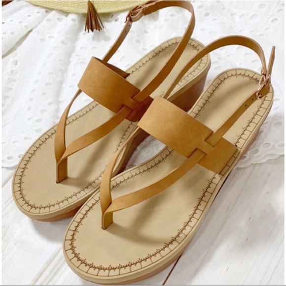 ✨LAST PAIR✨Nude thong wedge sandal - Picture 2 of 5